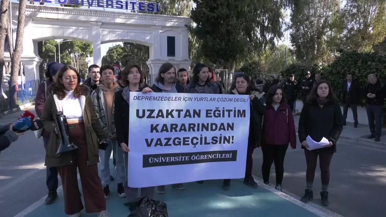 İzmir’de üniversite öğrencilerinden 'uzaktan eğitim' protestosu