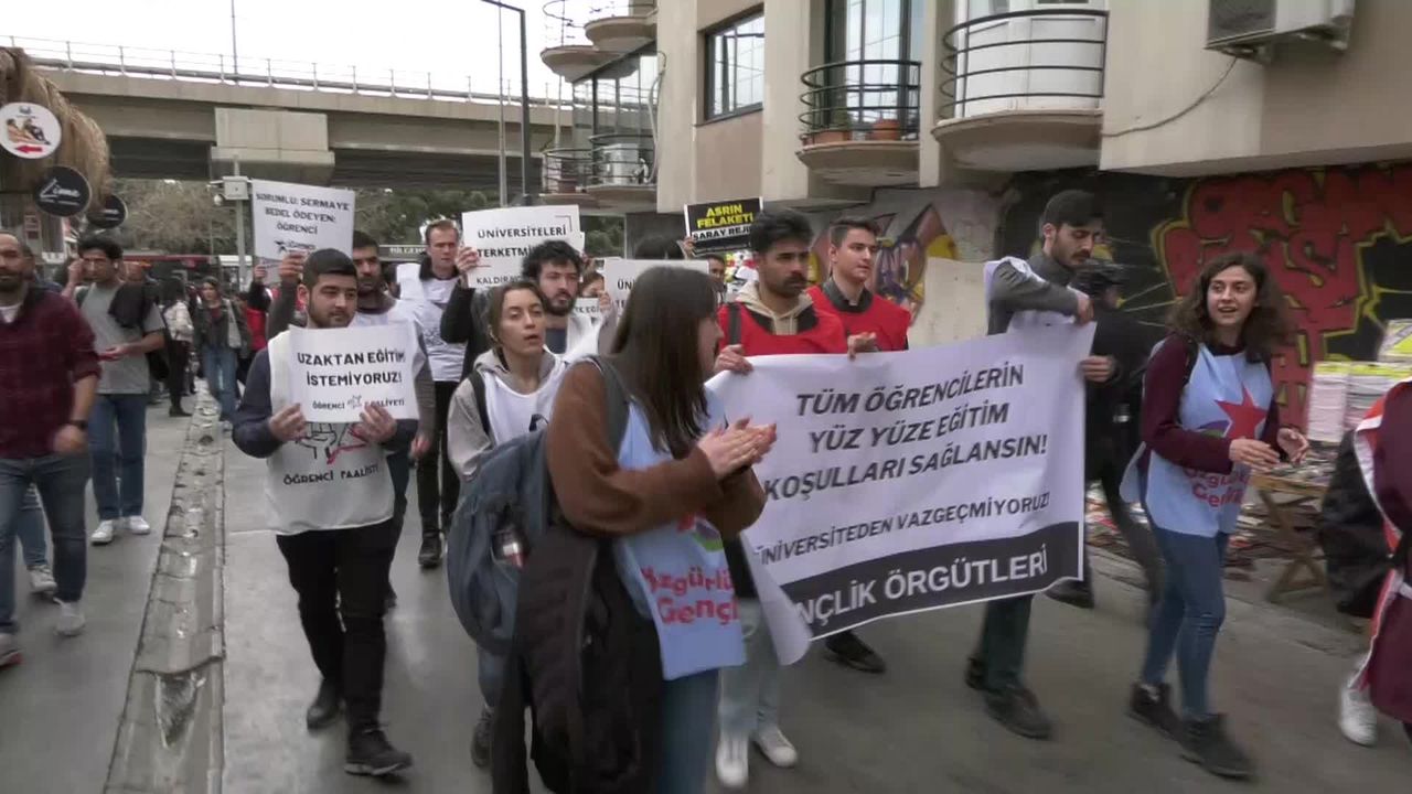 İzmir’de üniversite öğrencilerinden 'uzaktan eğitim' protestosu