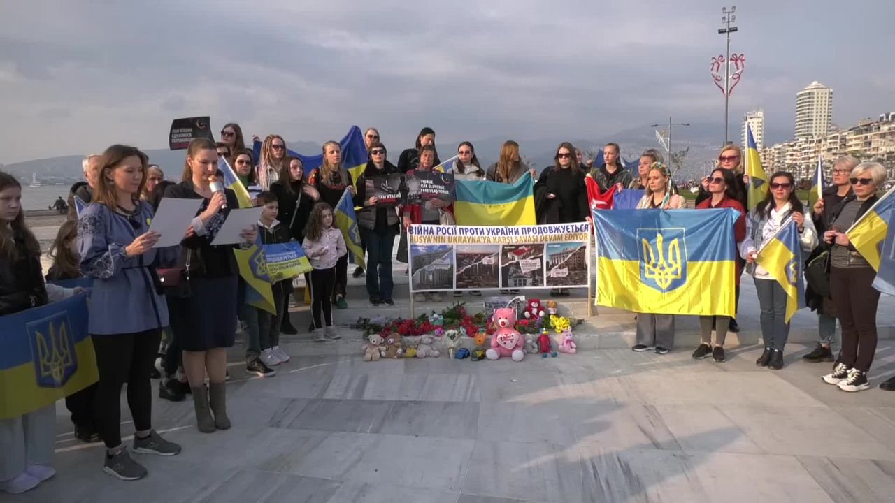 İzmir’de yaşayan Ukraynalılar, savaşta hayatını kaybedenleri andı