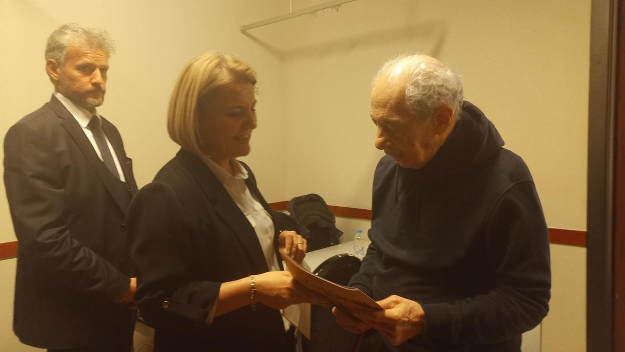 İzmit Belediye Başkanı Hürriyet, Duayen Sanatçıları ‘Leyla Hanım’a Davet Etti