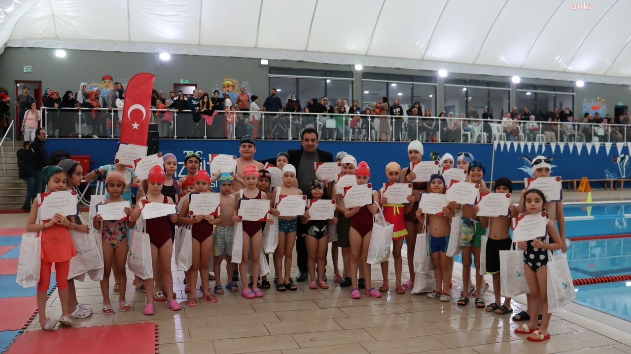 İzmit Belediyesi ile yüzme öğrenen çocuklar sertifikalarını aldı