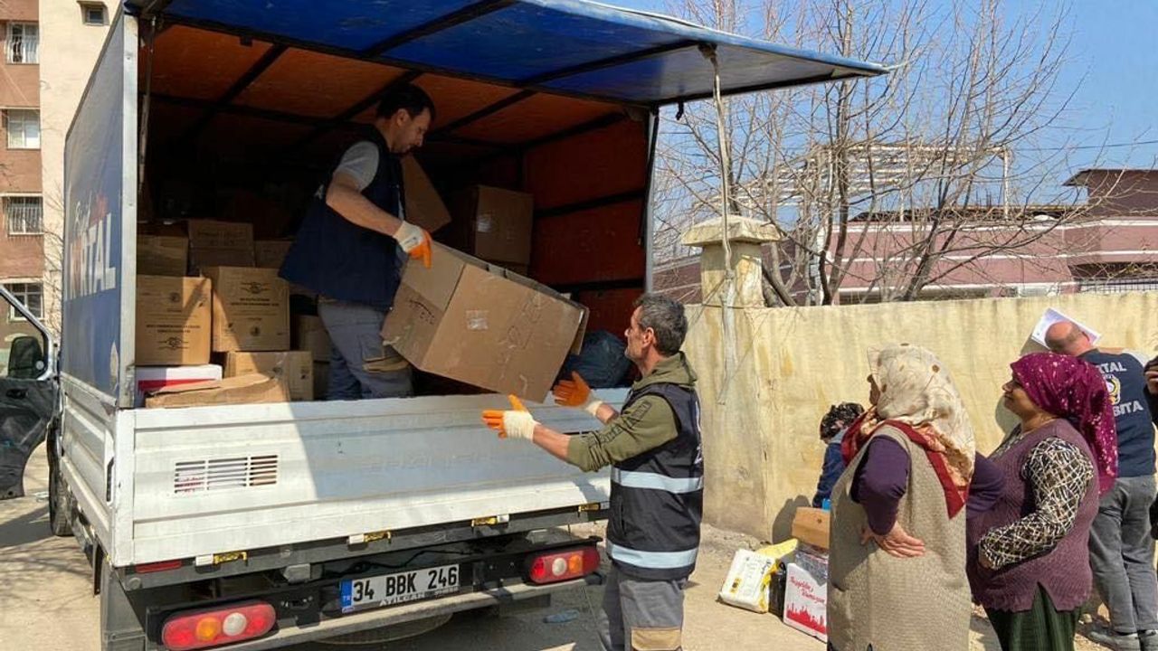 Kartal Belediyesi, deprem bölgesinde yardım çalışmalarına devam ediyor