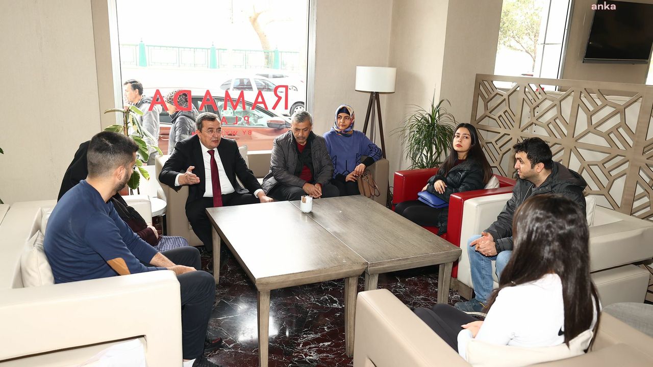 Konak Belediye Başkanı Batur'dan İzmir'e gelen depremzedelere ziyaret
