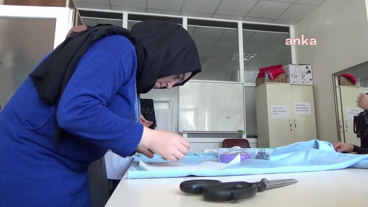 Safranbolu’da 26 gönüllü kadın, depremzede çocuklar için kıyafet dikiyor