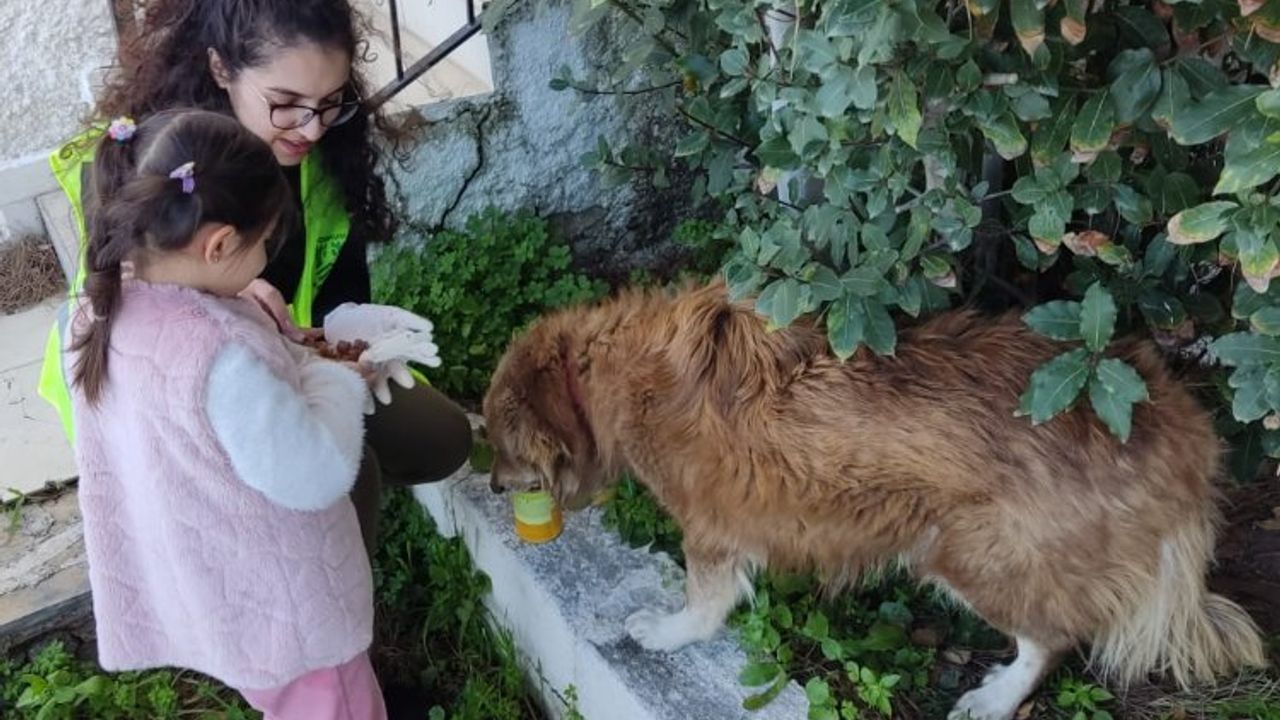 14 yaşındaki depremzede Ege'nin hayvanseverliği takdir topladı