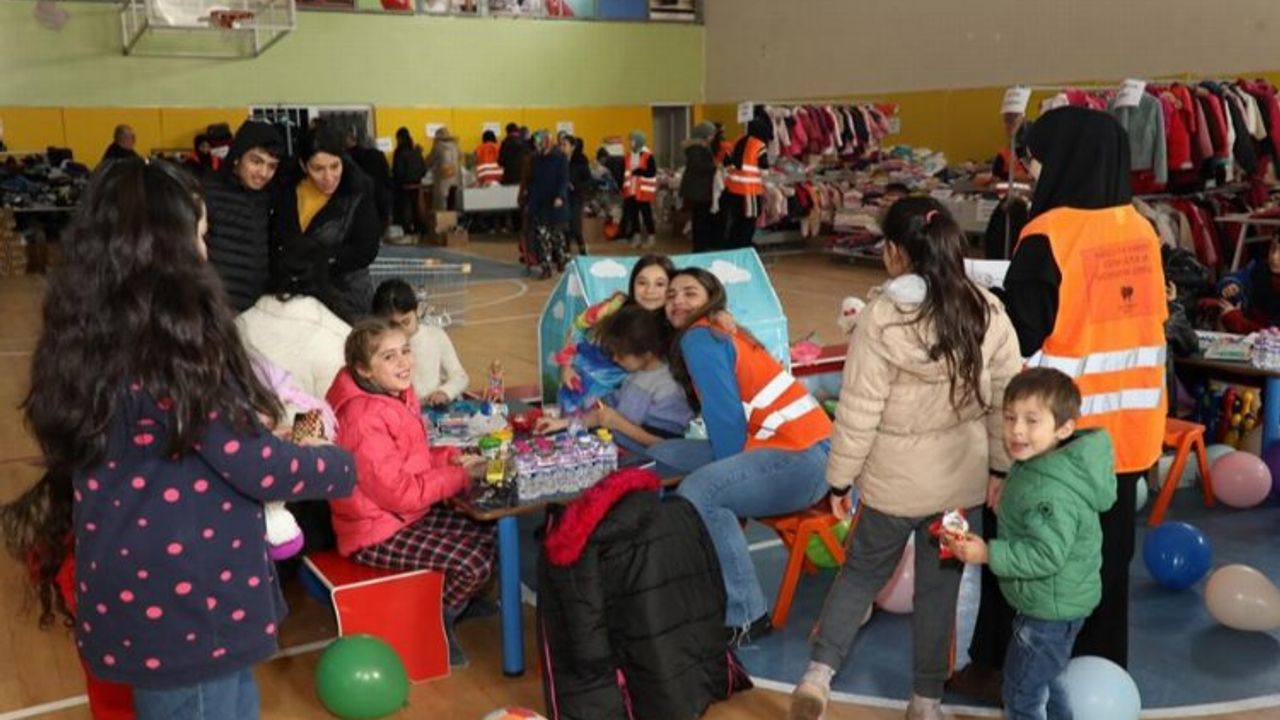Bursa İnegöl depremzede ailelerin ihtiyaçlarını karşılıyor