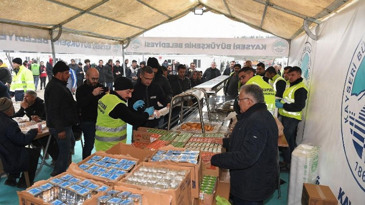 Kayseri Büyükşehir'den depremzedelere mobil mutfak