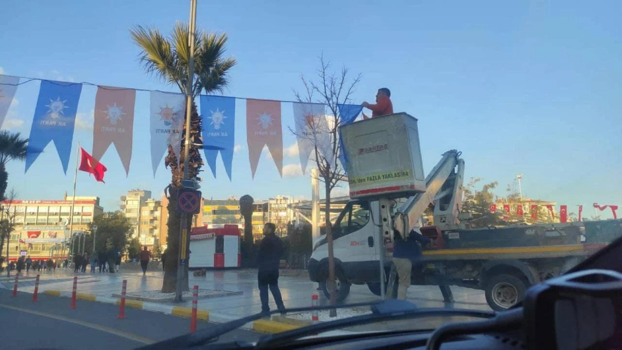Aydın'da AYDEM Elektirik A.Ş'nin araçlarıyla AKP'nin bayrakları asıldı