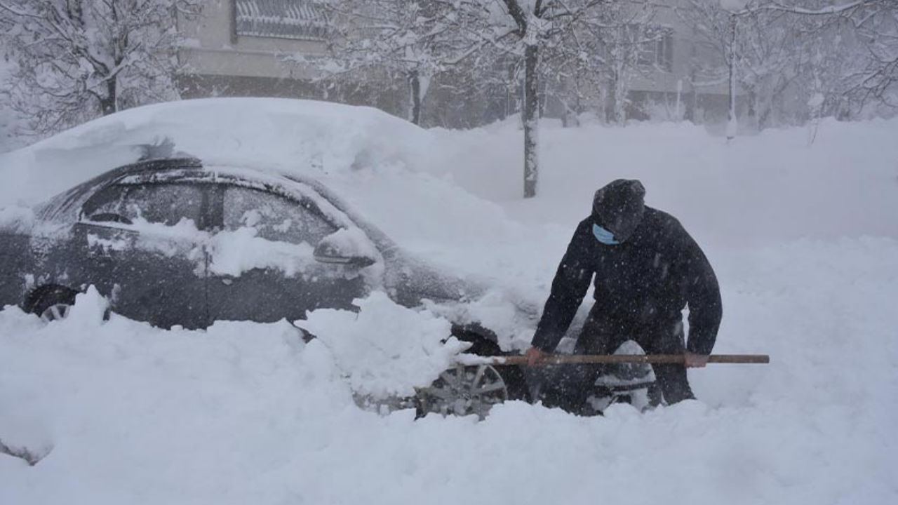Bitlis'te kar kalınlığı 168 santimetreye ulaştı