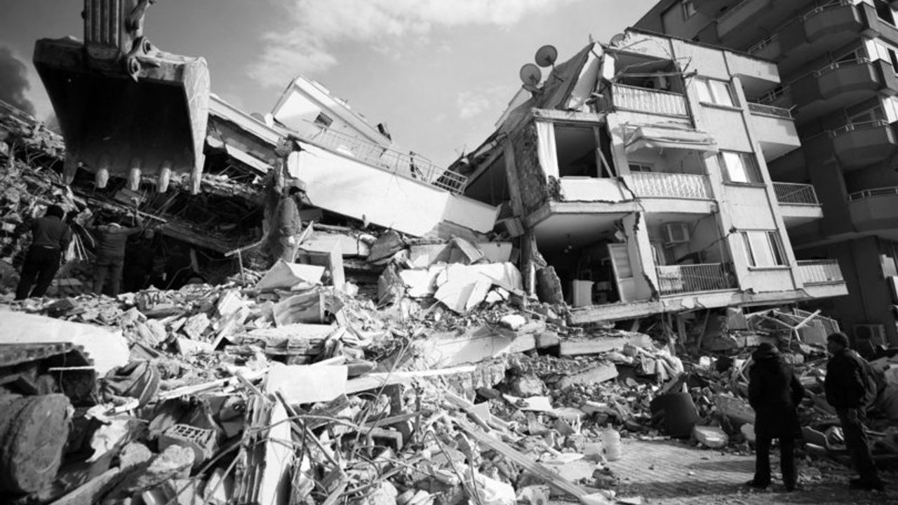 Depremzede babadan açıklama: Enkaz altındaki kızım, damadım ve torunlarım bulunamadı