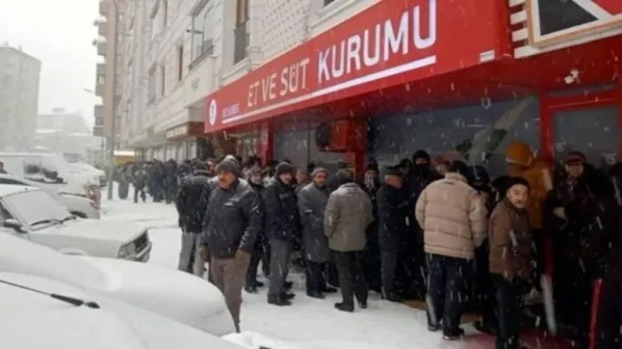 Erzurum'un dondurucu soğuğunda ESK önünde ucuz et kuyruğu