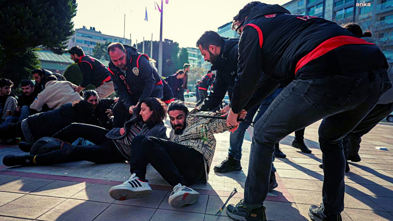 İzmir’de 'uzaktan eğitim' protestosu: 22 gözaltı