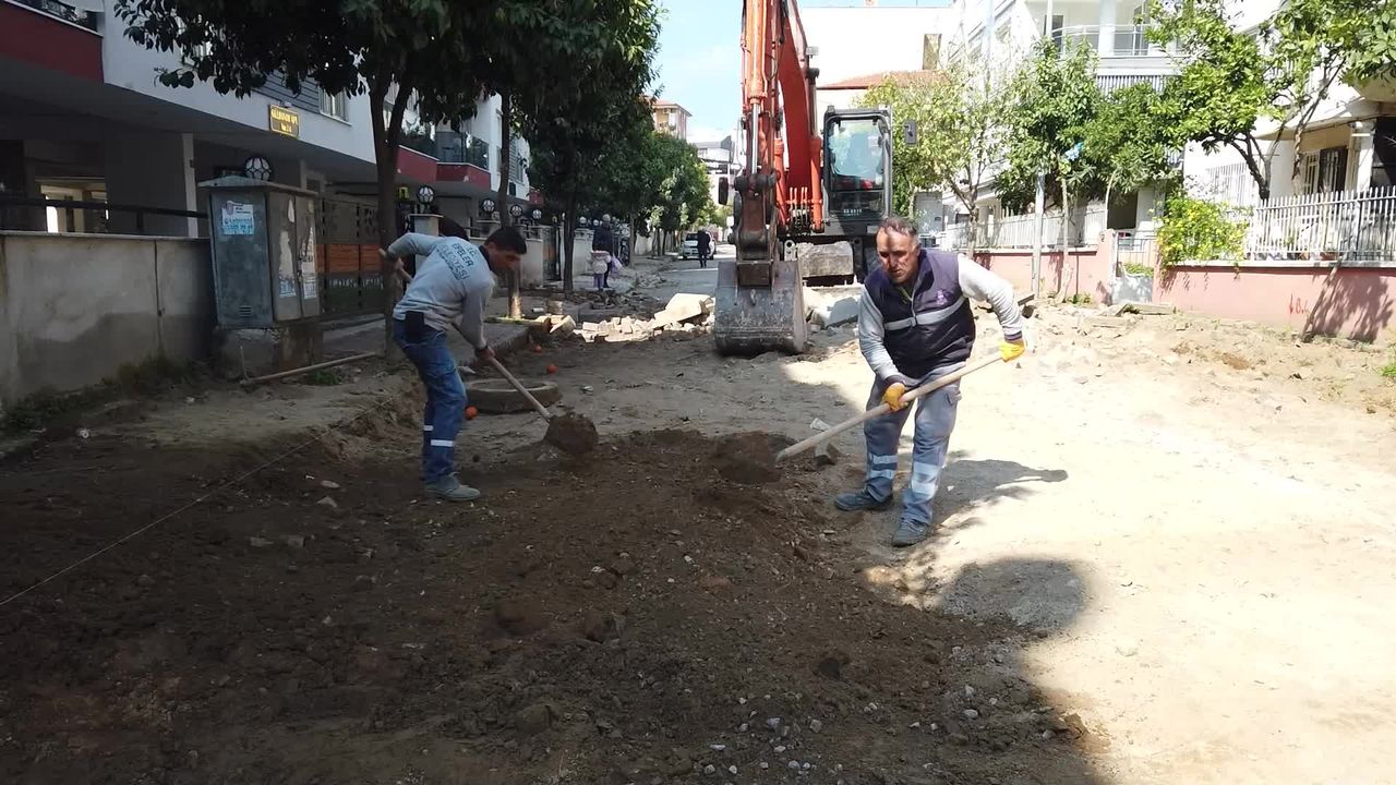 Efeler Belediyesi ekipleri, Girne Mahallesi’ndeki yolları yeniliyor