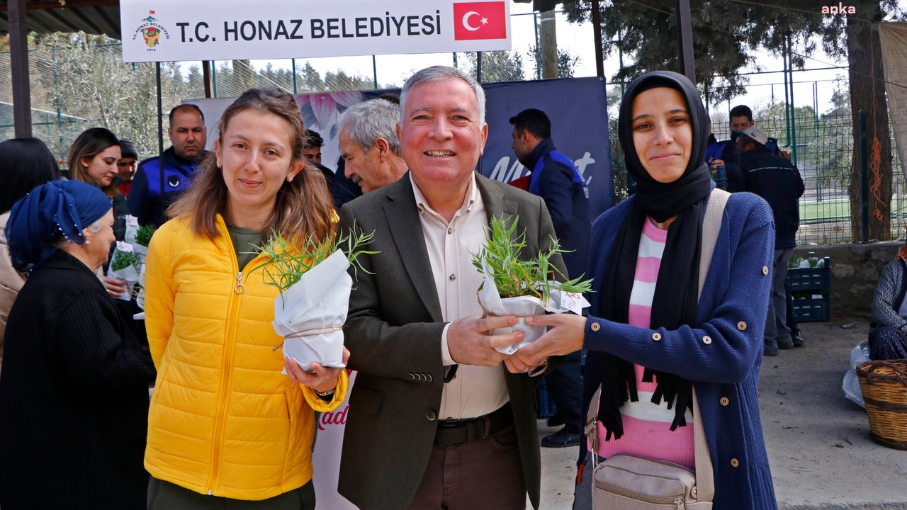 Honaz Belediye Başkanı Kepenek, ‘8 Mart’ta kadınlara çiçek hediye etti