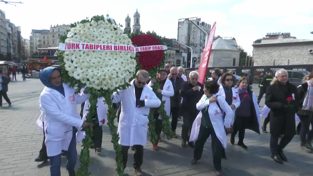 İTO üyesi hekimler, 14 Mart Tıp Bayramı’nda Taksim Anıtı’na çelenk bıraktı