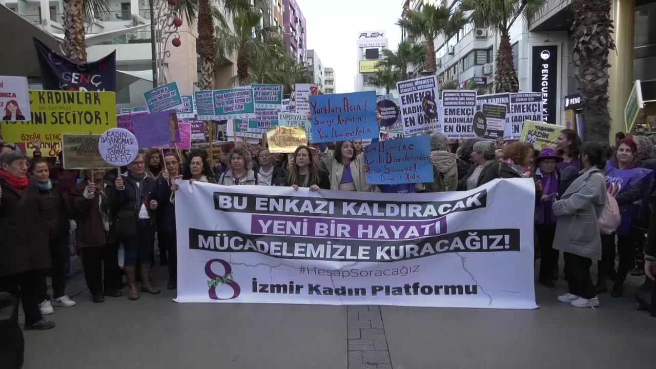 İzmir Kadın Plaformu 8 Mart yürüyüşünde depremzedelere yardım topladı