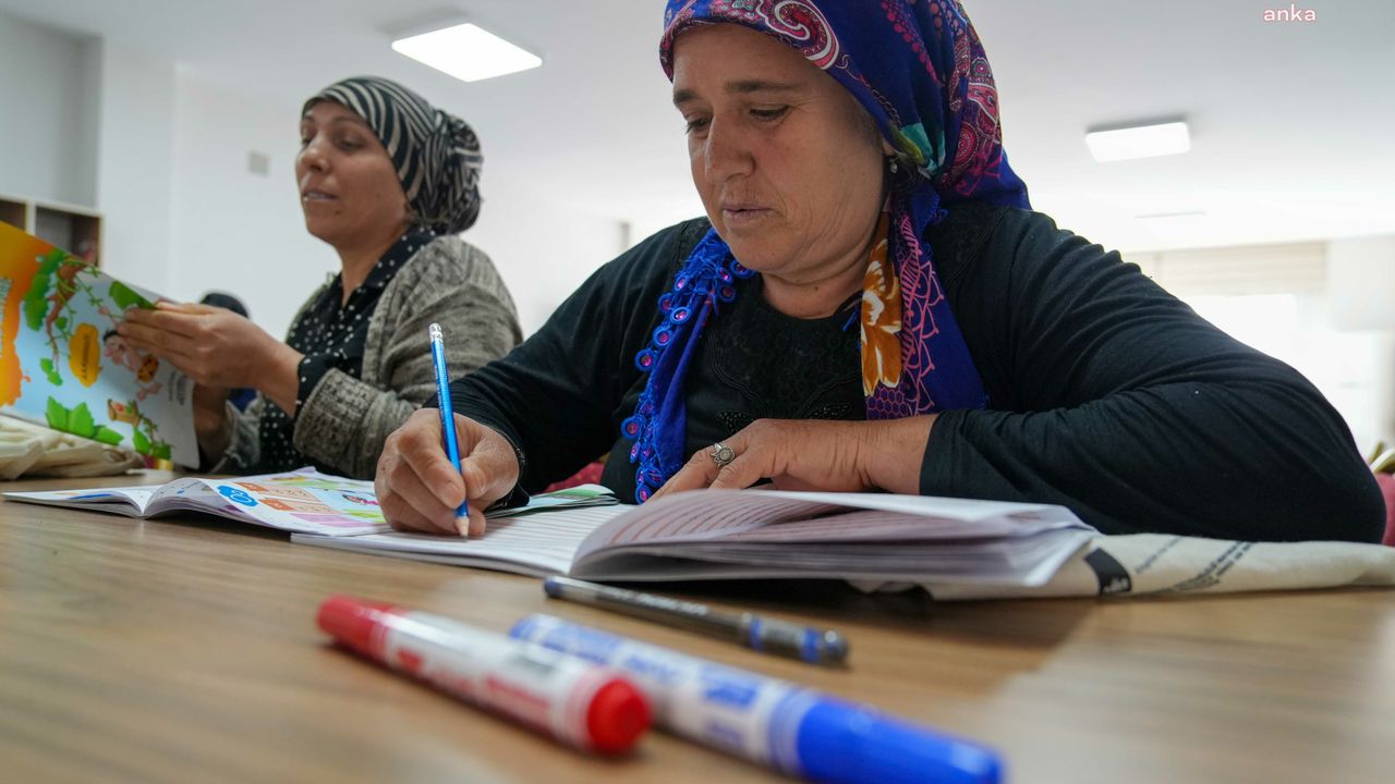 Tarsus Belediyesi’nin kadınlar için açtığı okuma yazma kursu devam ediyor
