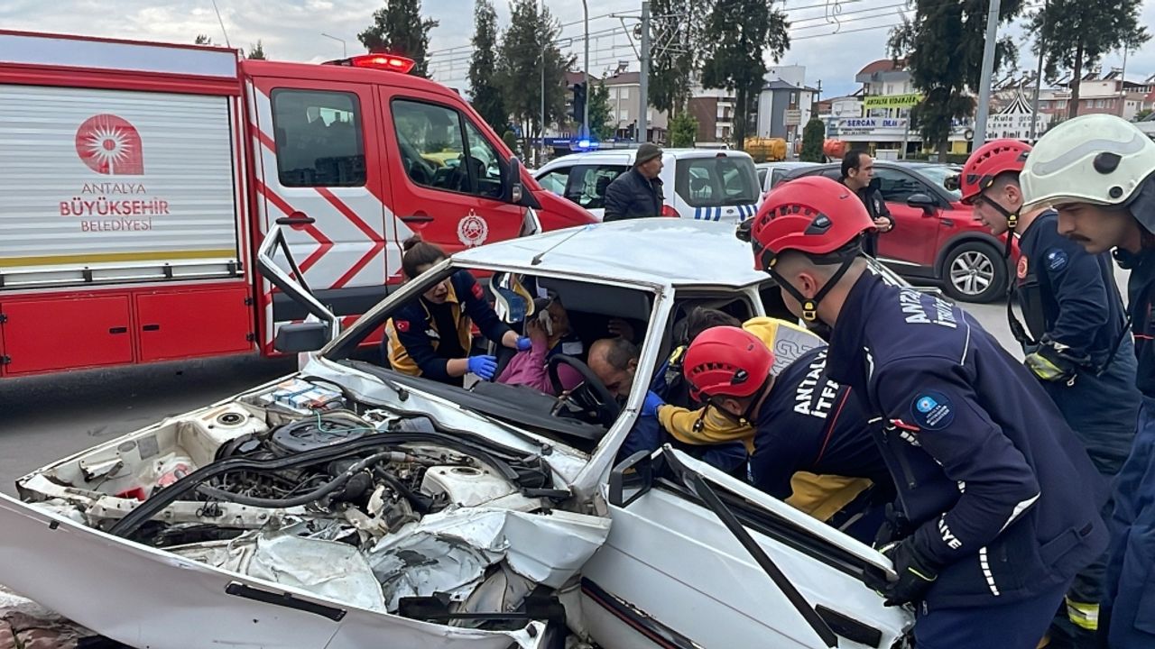 Antalya'da iki otomobilin çarpıştığı kazada 3 kişi yaralandı