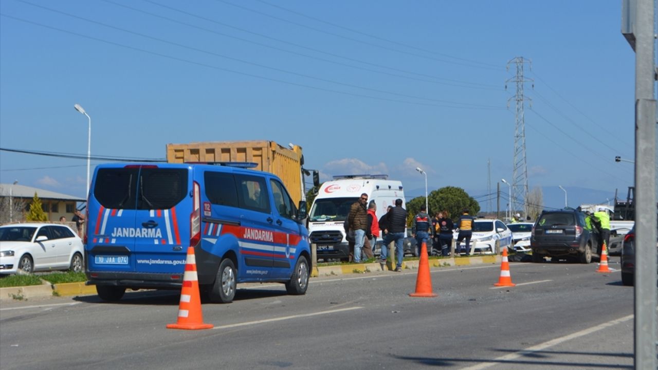 Balıkesir'de zincirleme trafik kazasında otomobil sürücüsü öldü, oğlu yaralandı