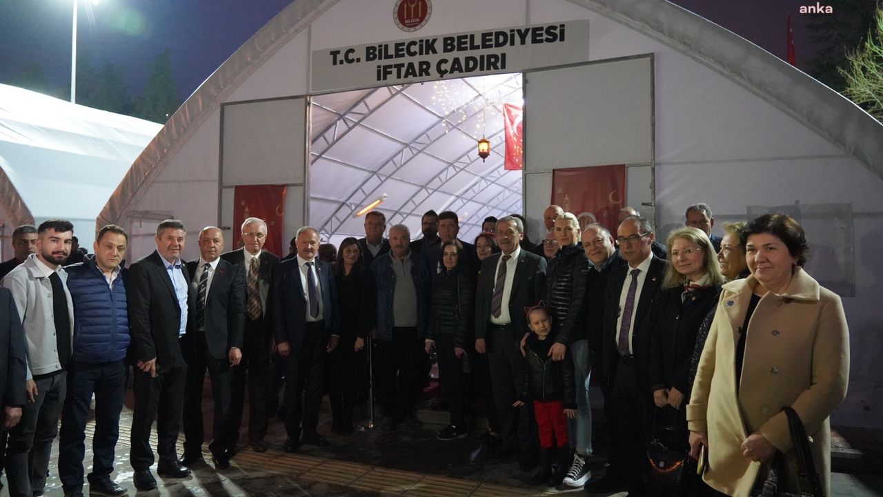 Bilecik Belediye Başkanvekili Subaşı ve CHP il örgütü, iftarda vatandaşla buluştu