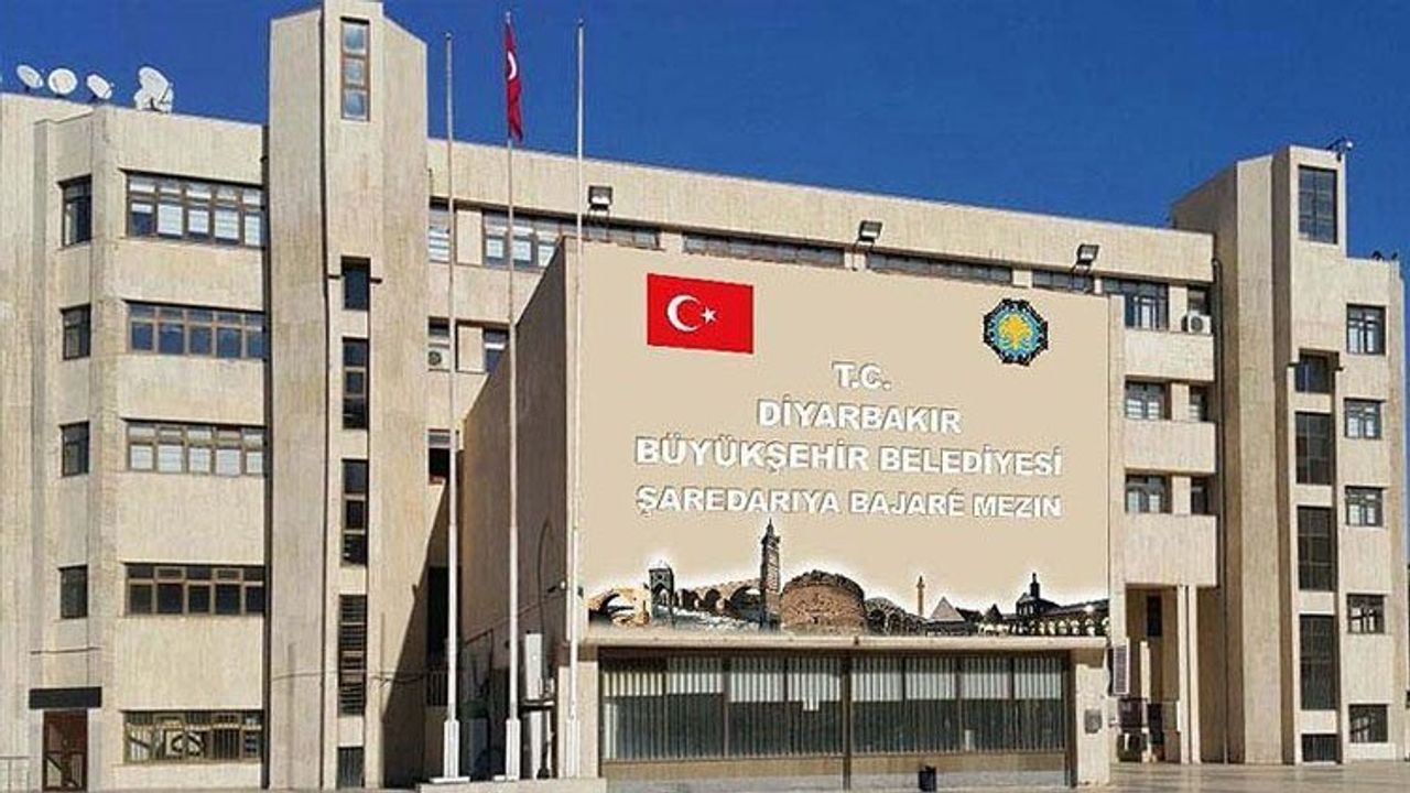 Kayyım yönetimindeki Diyarbakır Büyükşehir Belediyesi’nde iki daire başkanı görevden alındı