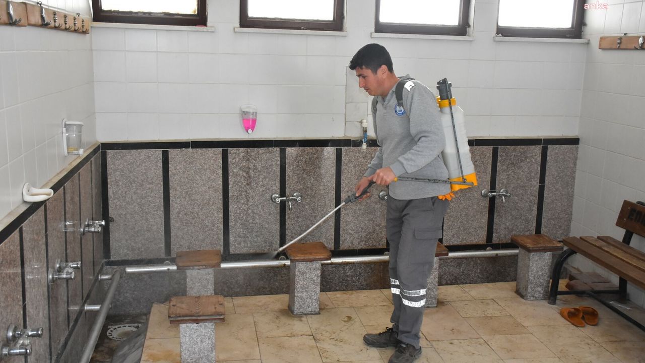 Edremit Belediyesi ekipleri, ibadethanelerde temizlik çalışmalarını hızlandırdı