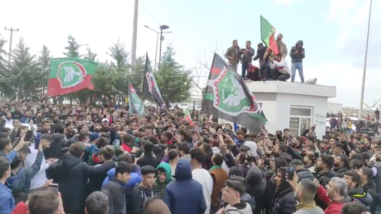 Diyarbakır’da binlerce kişi Amedspor’u karşıladı