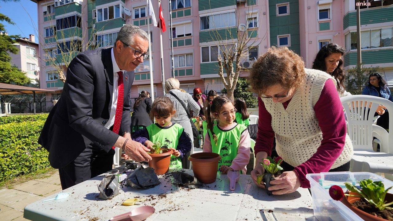 Gaziemir Belediyesi, Yaşlılara Saygı Haftası’nda fidanlar ile çınarları Ata Evi’nde buluşturdu
