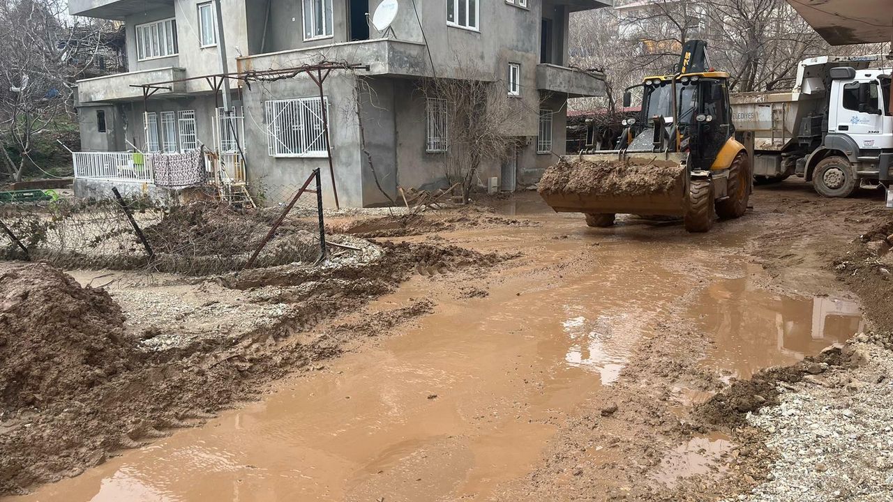 İzmit Belediyesi ekipleri, selin vurduğu Adıyaman’da çalışıyor