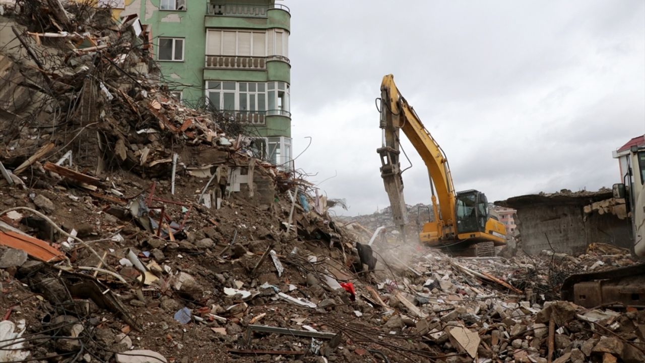 Kahramanmaraş'ta bina yıkım ve enkaz kaldırma çalışmaları 17 mahallede devam edecek