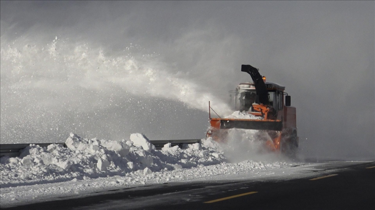 Kar ve tipi nedeniyle kapatılan Tunceli-Erzincan kara yolu ulaşıma açıldı