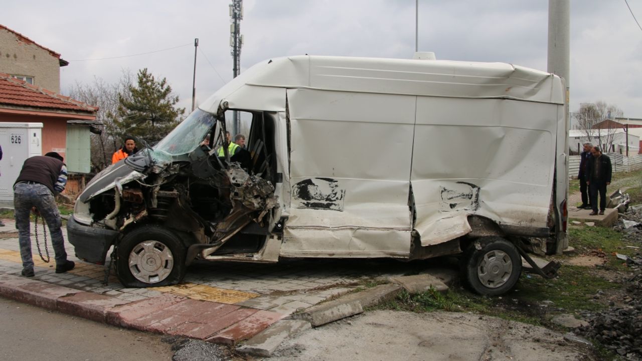 Kütahya'da hemzemin geçitte yük treninin çarptığı minibüsün sürücüsü yaralandı
