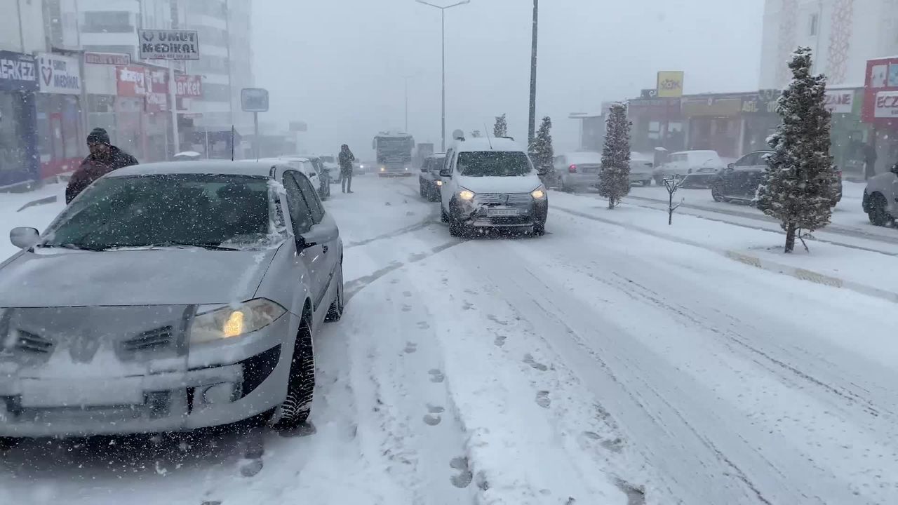 Yozgat’ta sabah saatlerinde etkili olan kar yağışı yaşamı olumsuz etkiledi