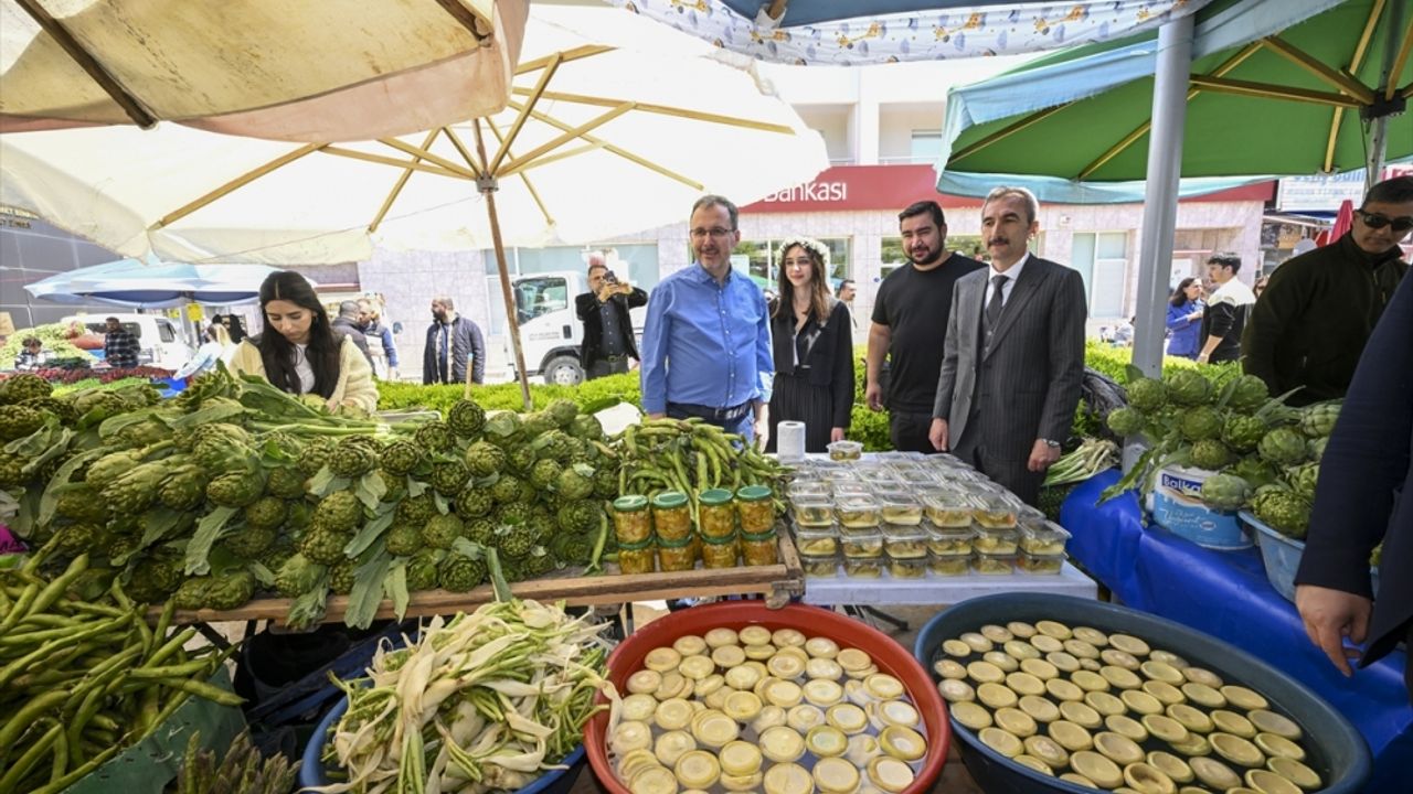 Bakan Kasapoğlu Urla Enginar Festivali'ni ziyaret etti