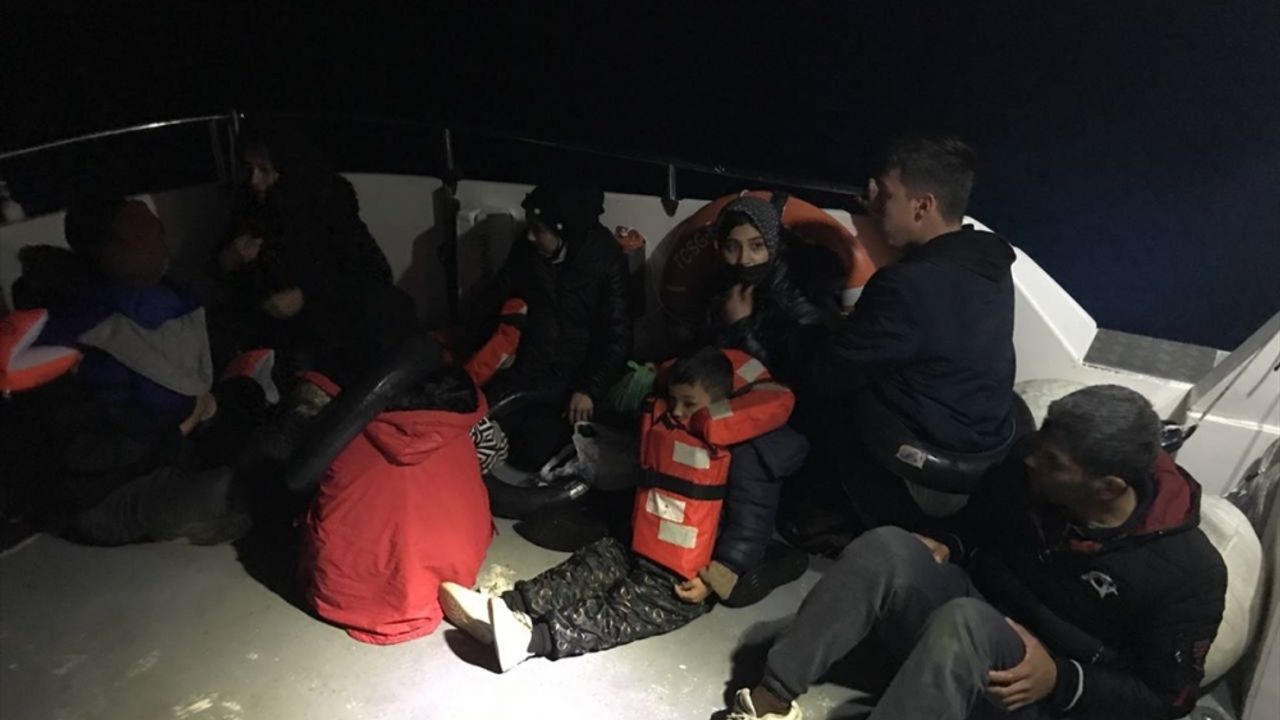 Çanakkale açıklarında 10 düzensiz göçmen kurtarıldı