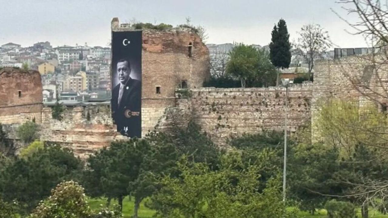 Erdoğan’ın tarihi sura asılan pankartı gelen tepkiler üzerine kaldırıldı