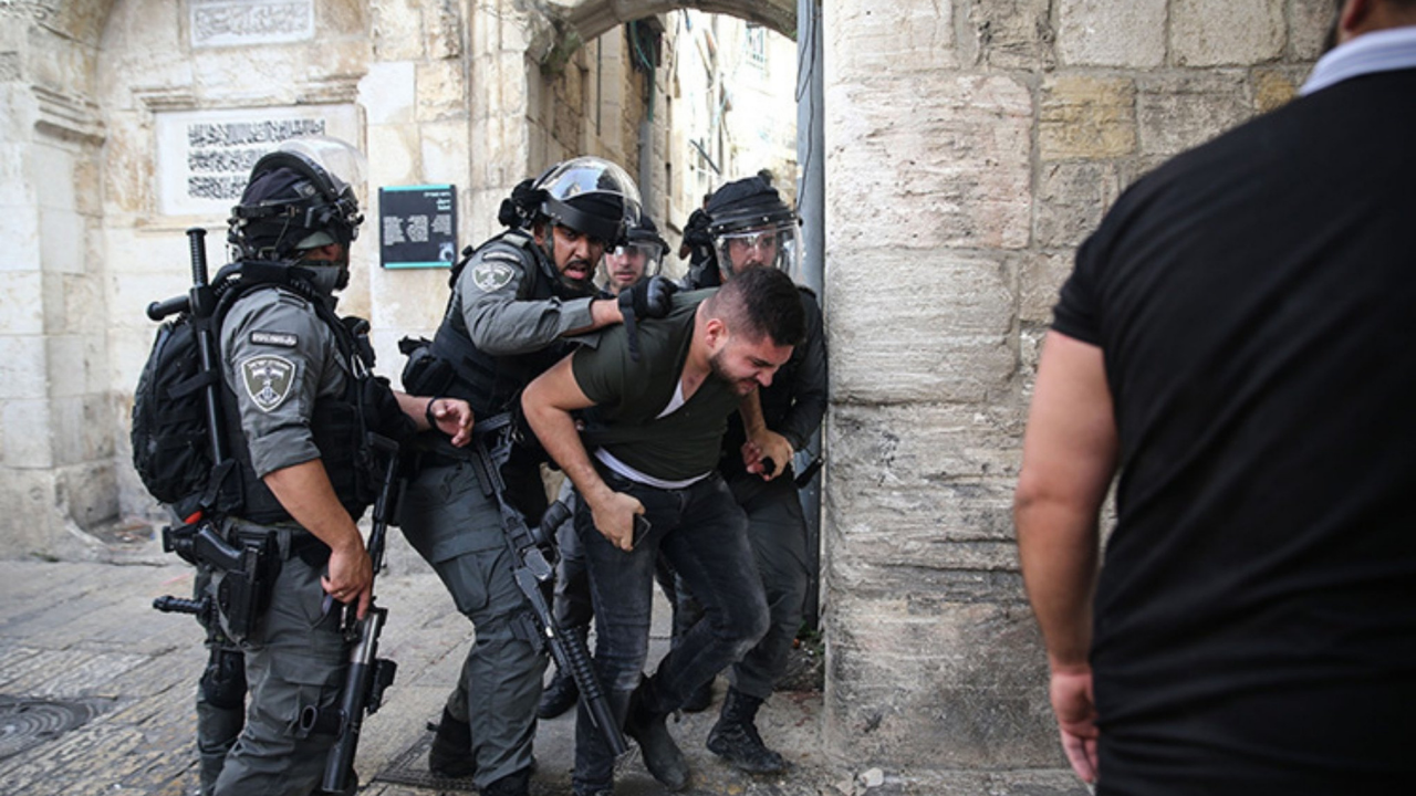 İsrail polisi, Mescid-i Aksa'ya baskın düzenledi