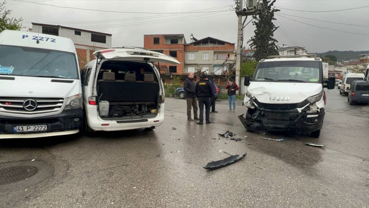 Kocaeli'de işçi servisi ile çekicinin çarpıştığı kazada 3 kişi yaralandı