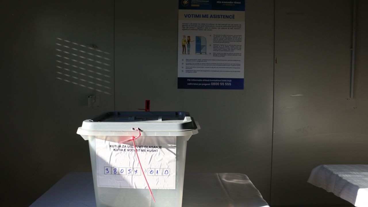 Kosova'nın kuzeyinde olağanüstü yerel seçimlerde oy kullanma işlemi başladı