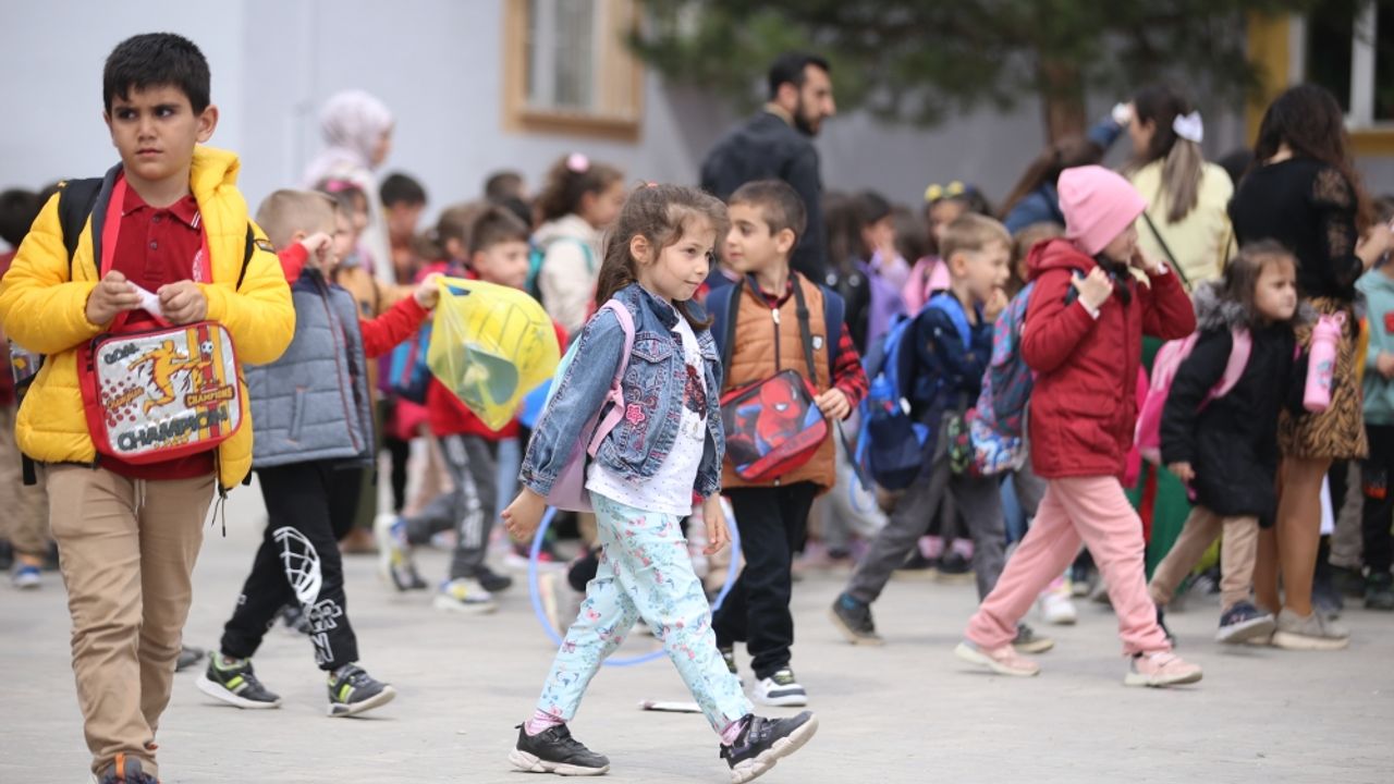 Trakya'da okullarda bayrak töreni sonrası öğrenciler ikinci ara tatile girdi