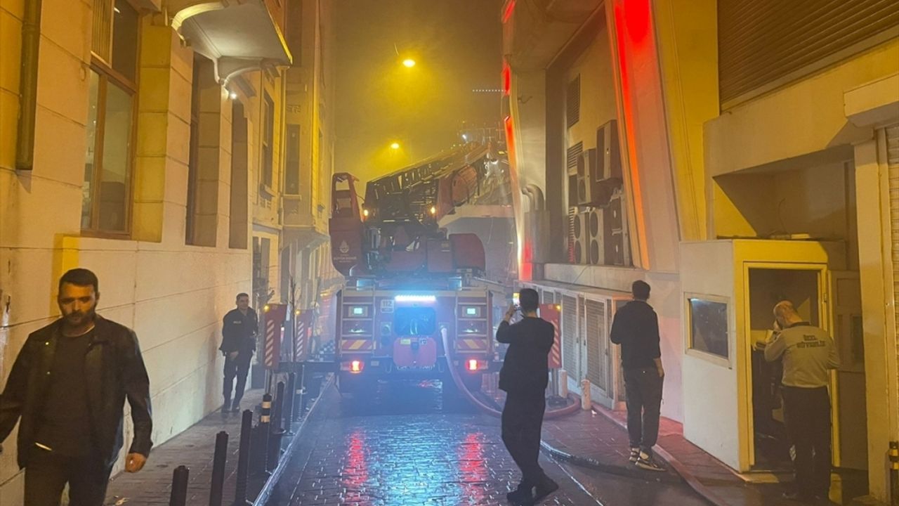Beyoğlu'nda tadilattaki eğlence mekanında çıkan yangın söndürüldü
