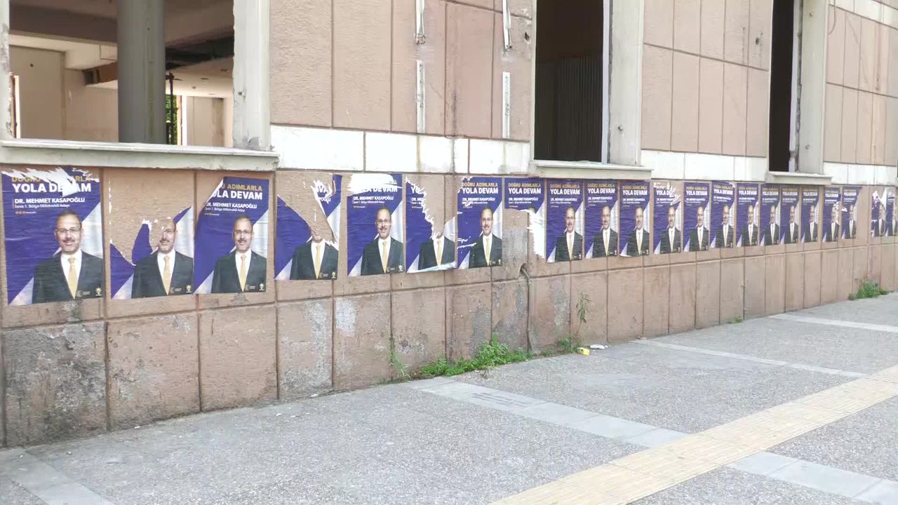 İzmir’de AKP’li bakanın kamu binasına asılan dev pankartı kaldırıldı