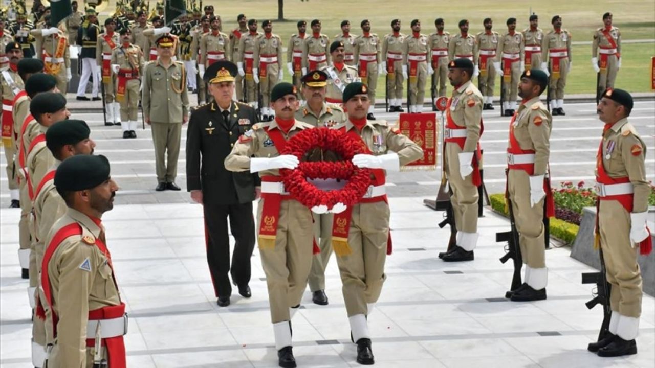 Pakistan ve Azerbaycan, savunma ve güvenlik alanında işbirliğini görüştü
