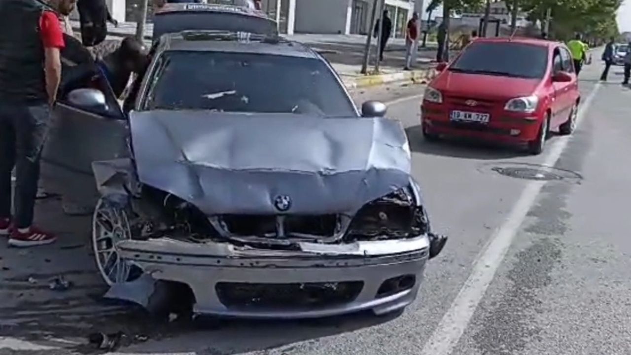 Çorum'da ehliyetsiz sürücünün neden olduğu trafik kazasında 7 kişi yaralandı