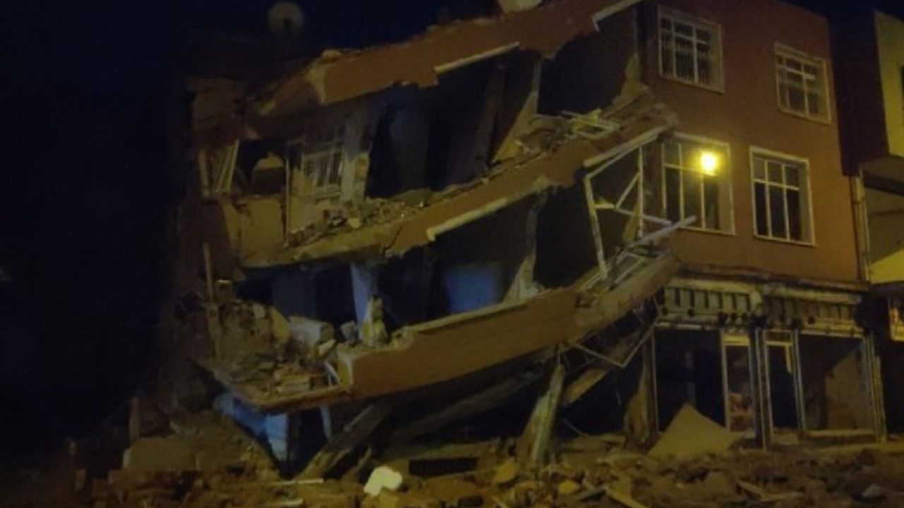 Hatay'da ağır hasarlı 4 katlı bina çöktü