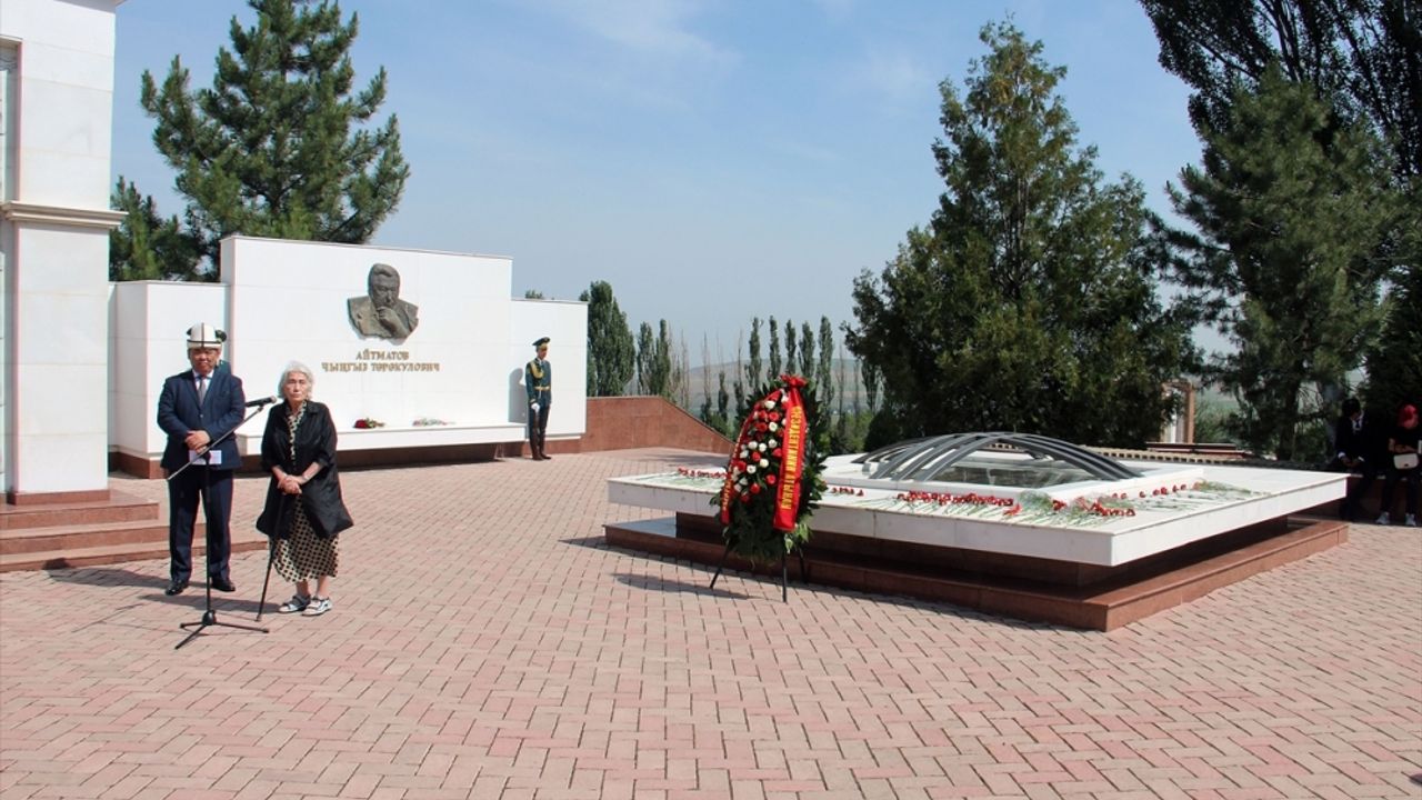 Kırgız yazar Cengiz Aytmatov mezarı başında anıldı