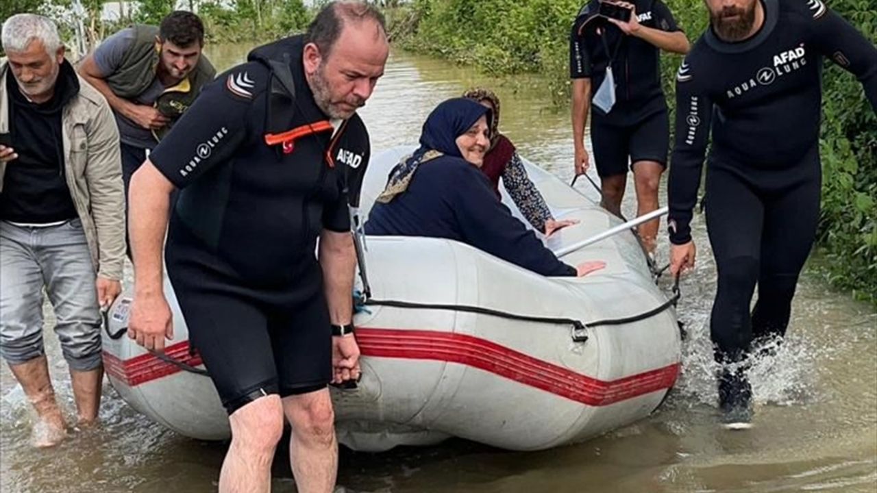 Samsun'da evlerinin etrafını su basınca mahsur kalan aile kurtarıldı