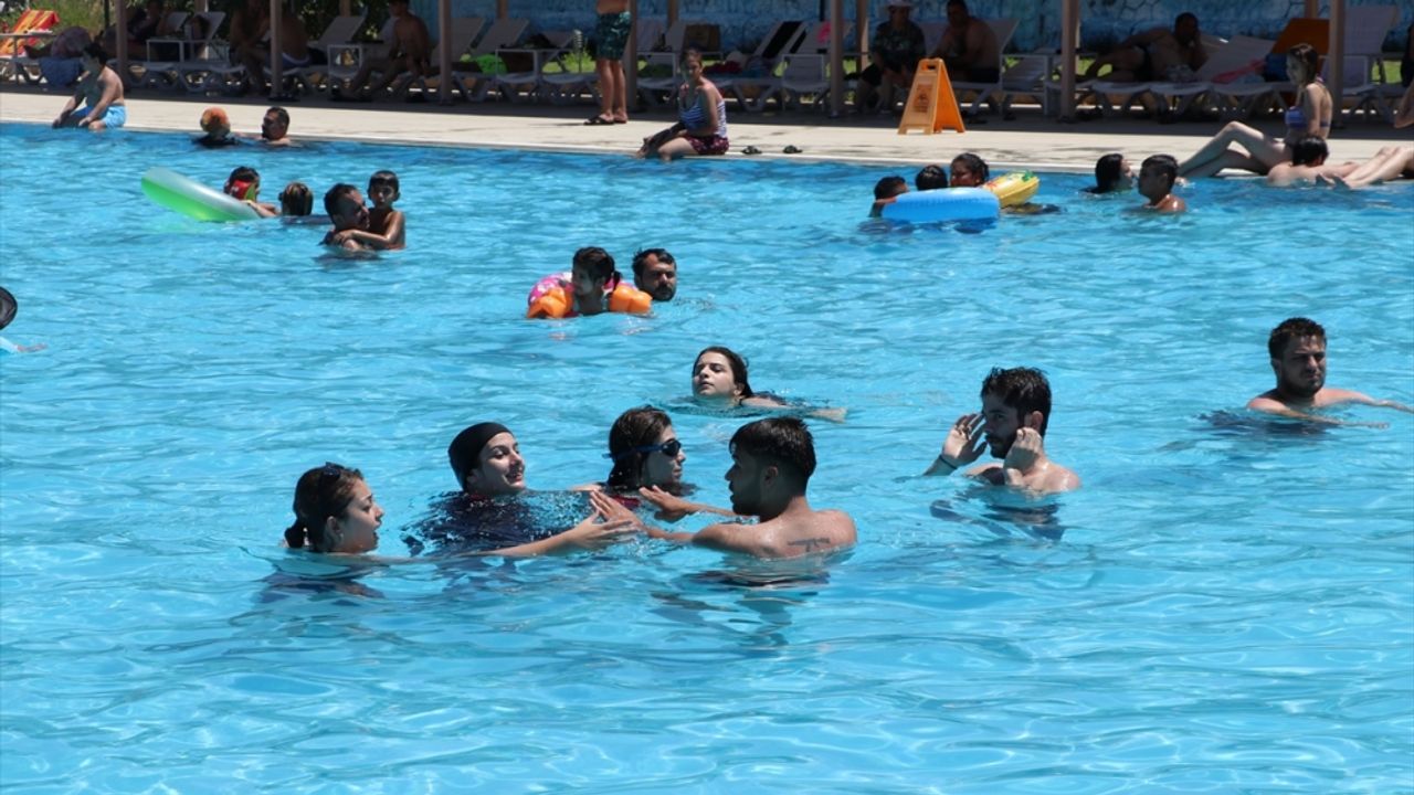 Gaziantep ve Şanlıurfa'da sıcak hava etkisini sürdürüyor