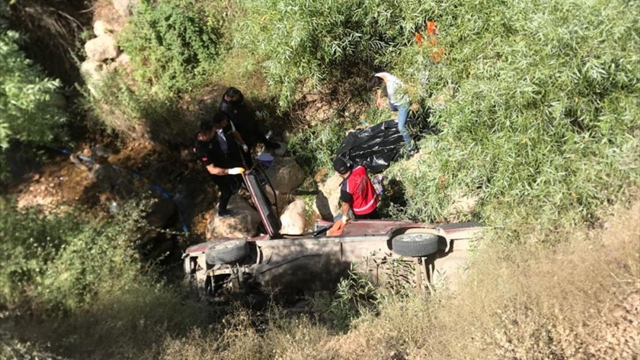 Siirt'te dereye düşen otomobilin sürücüsü hayatını kaybetti