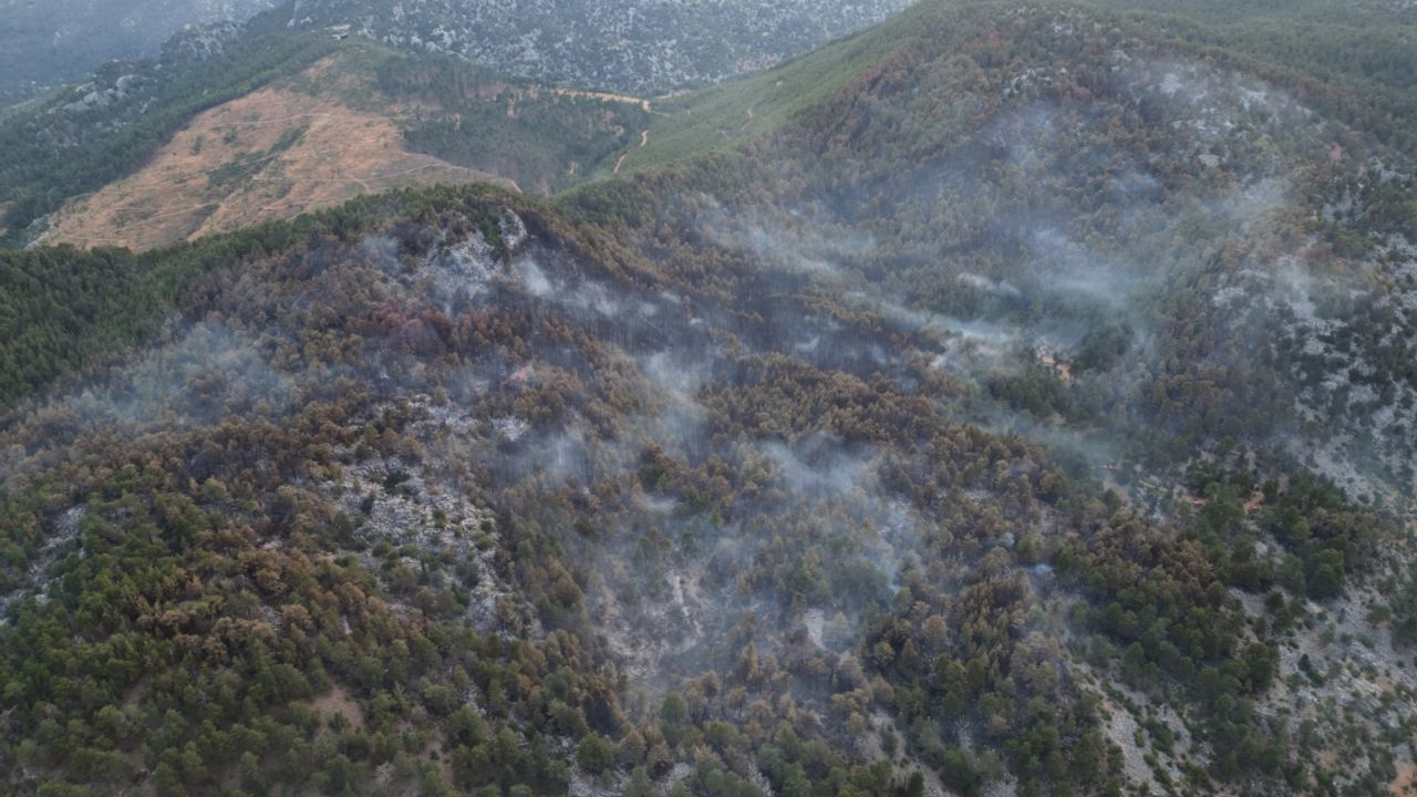Akseki'de yanan orman alan havadan görüntülendi